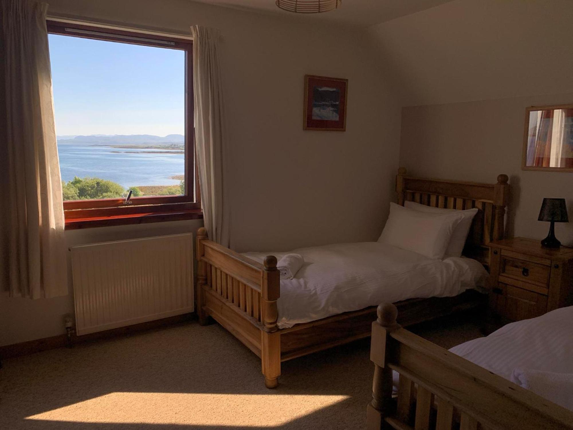Skye Basecamp Hostel, Broadford Bay, Isle Of Skye Buitenkant foto